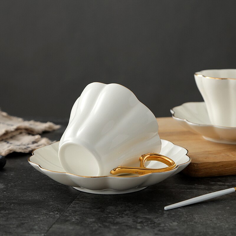 Ensemble de tasses à café et soucoupes en forme de pétales de fleur de lotus de bon goût, cuillère à café gratuite, contour en porcelaine d'os de l'après-midi, plateau pour tasse à thé en or