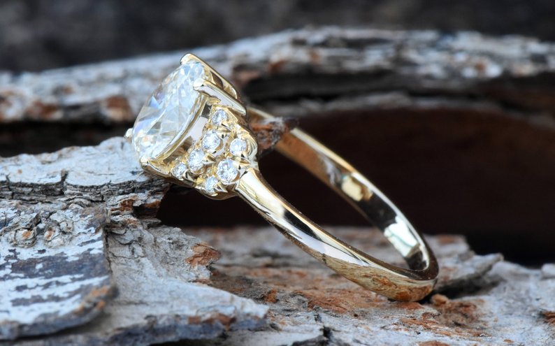 HUITAN Gold Farbe Hochzeit Ring Mit Solitaire Oval Cubic Zirkon Prong Einstellung Frauen Braut Ring Band Edle Elegante Weibliche Jewel