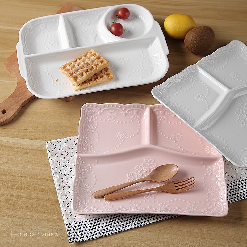 Hvide prægede porcelænsfade, tallerkener, keramisk børnemadsbakke, sommerfugl, fade med skillevæg, børnemiddag