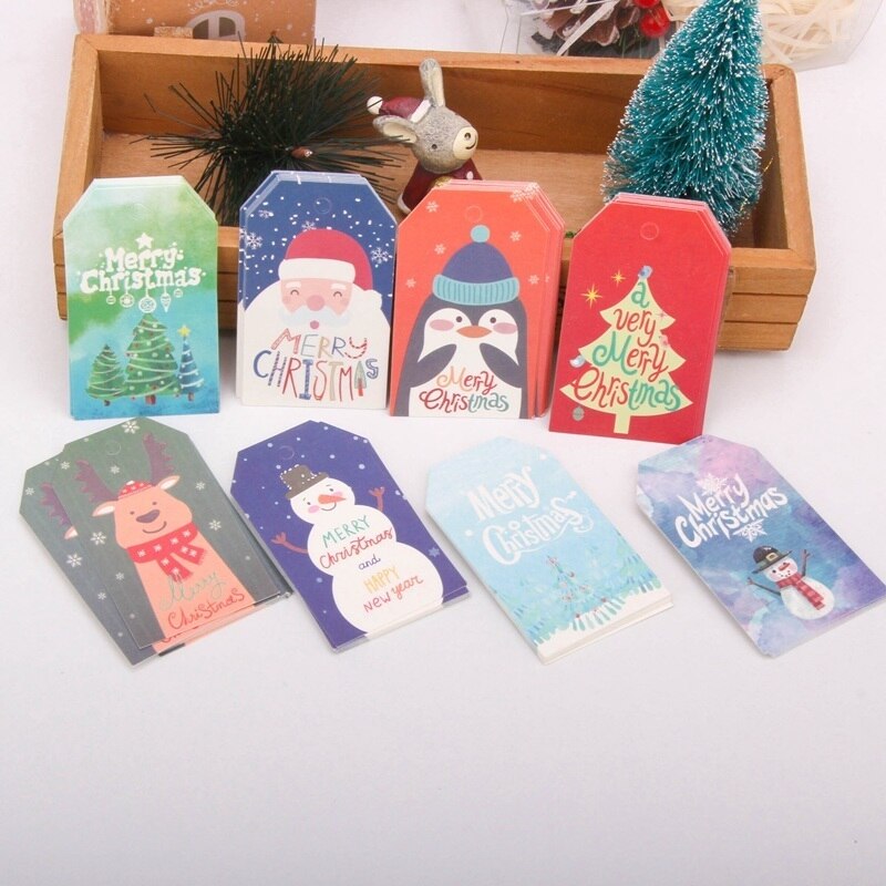 50 stuks/partij vrolijke kerstpapieren labels met touw diy knutselkaarten kerstfeest hangende labels inpakbenodigdheden huishoudelijke artikelen