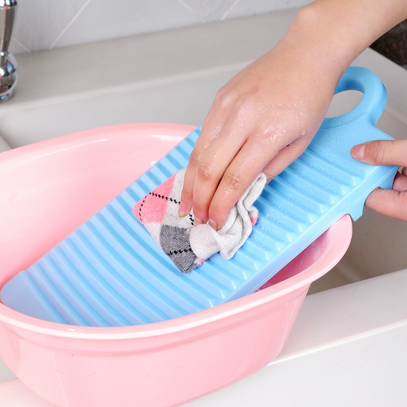 Farverigt hængeligt skridsikkert plastik tyk vaskebræt undertøj vaskeri vaskebræt hånd, der holder mini lille vaskebræt