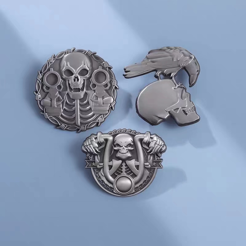 Épingle en émail de crâne de corbeau en relief gothique, broche de revolvers de odorà deux pistolets, insigne en métal de revers, style sombre, de bijoux