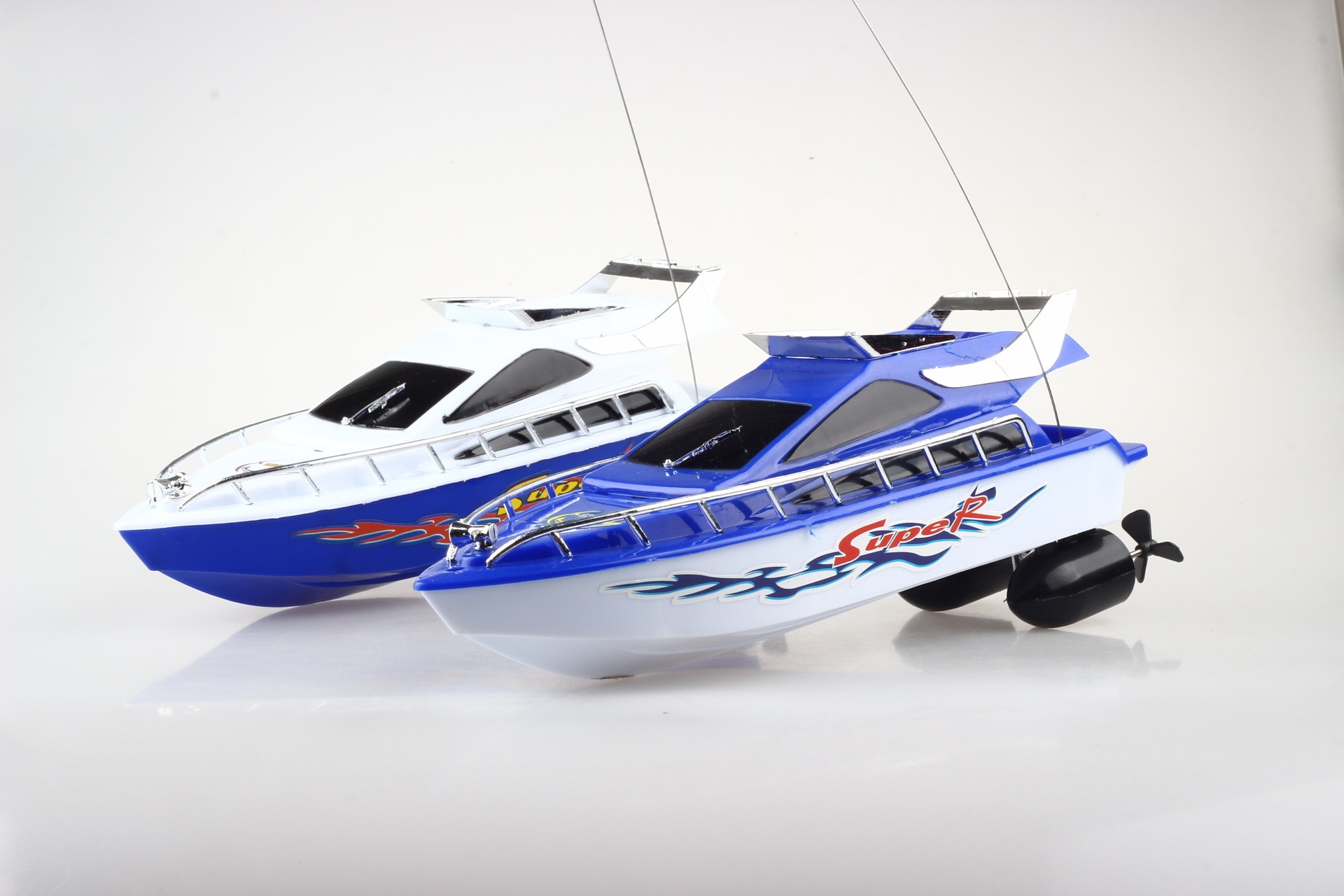 Four-Way Remote Control Boat Remote Control Speedboat Water Toy Boat