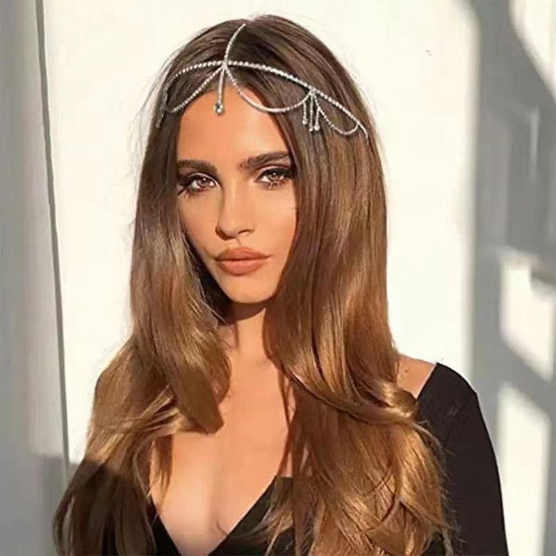 Haaraccessoire met meerdere lagen strass-steentjes en franjes.