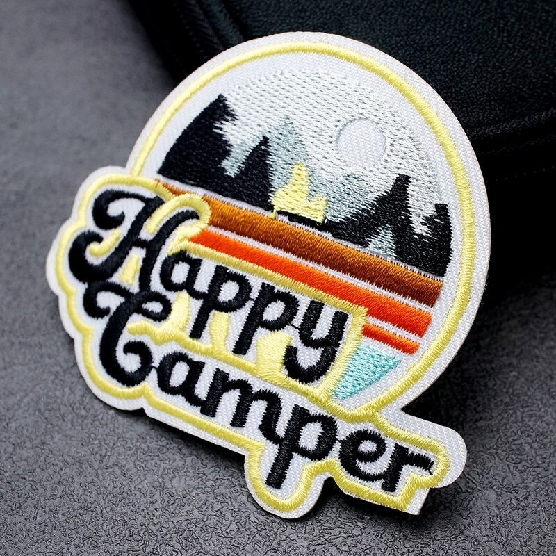 Happy Camper Size:8.2X7.3Cm Doek Patch Geborduurde Applique Naaien Kleding Kleding Accessoires Badges Wit