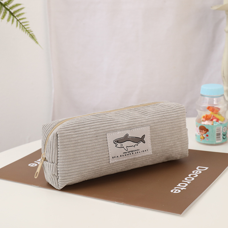 Estuche para lápices de pana bonito, estuche para bolígrafos con bordado de tiburón pequeño, para niñas y niños, suministros organizadores de papelería para escuela y oficina: Gris claro