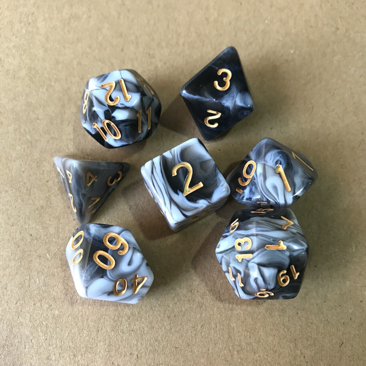 7 pièces/lot résine multi-facettes dés d & d d4 d6 d8 d10 d % d12 d20 dés pour polyèdre TRPG jeux jeu de société dés chauds: Black