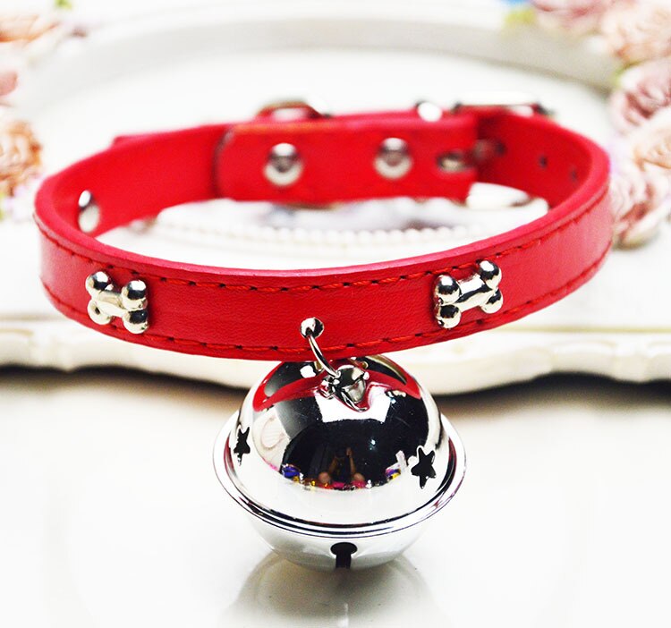 Hundehvalpe halsbånd klokke pu læder katteforsyning halsbånd kæledyr halsstrop knogle med stor klokke diameter 4cm kæledyr hund kat tilbehør: Rød / M