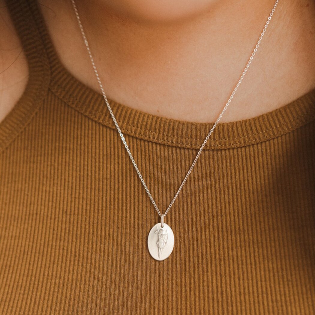 Chengxun artemis necklace for women girls collect locket pendant collarbone chain hand-embossed charm feminine necklace