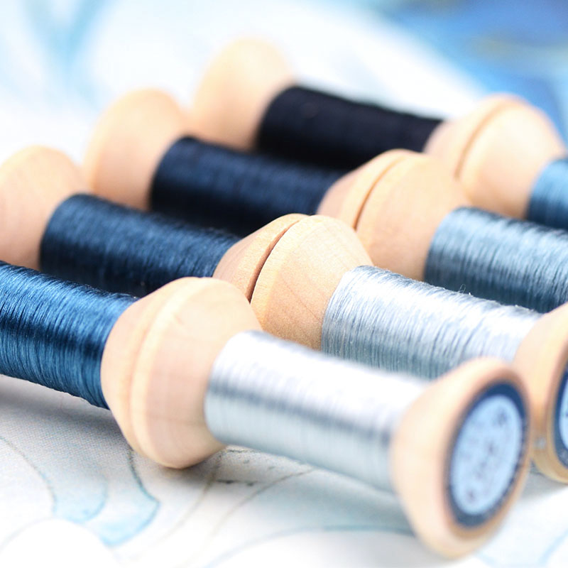 Liten rulle hushållssytrådar spolar/tråd-silkesbroderilinje/lilablå/handgjord broderitråd/broderi