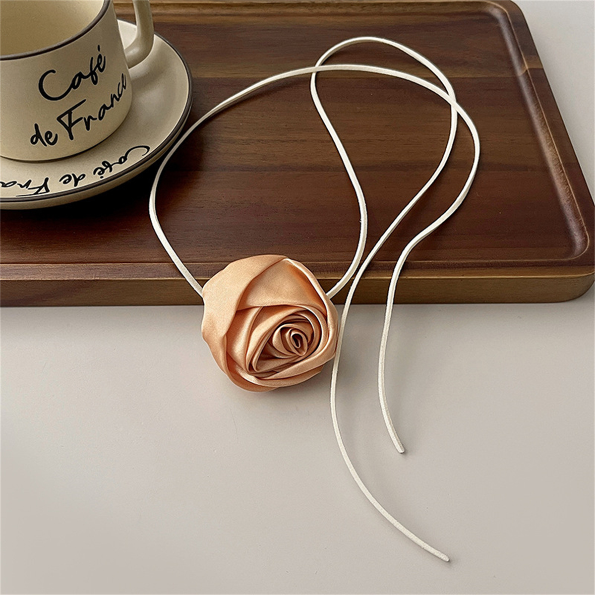 Cadenas de cuerda larga con gargantilla de flores grandes para mujer, Collar de tela romántico blanco y negro, joyería en el cuello, accesorios