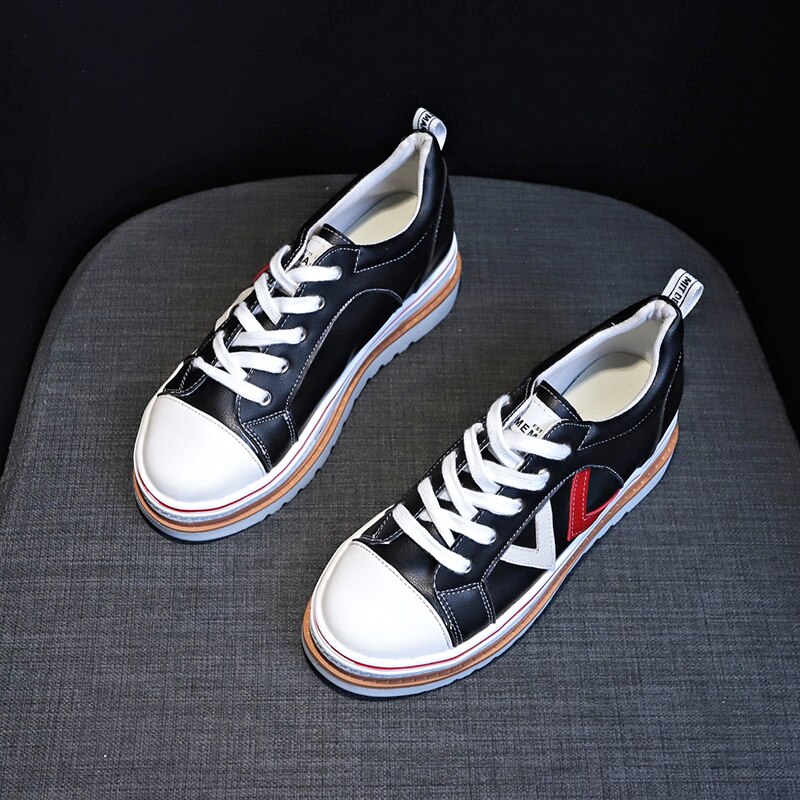 Nuevos y bonitos zapatos de cuero PU con tacones planos para mujer, zapatillas de lluvia más populares para mujer, Calzado cómodo negro y blanco para adultos de verano