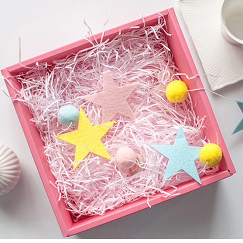 50g/ poser med strimlet raffiapapirfyllstoff, fargerikt raffiastrå til fylling av esker, bryllupsfestemballasjedekorasjon