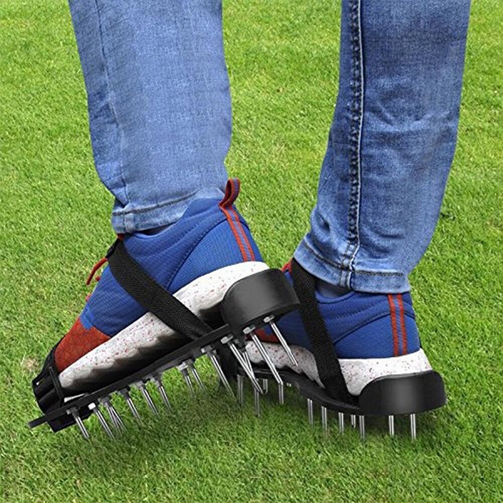 Aérateur de chaussures de pelouse, outil efficace pour aérer le sol de cour, sandales aérées à pointes de 2.2 "avec 2 sangles réglables, boucle métallique