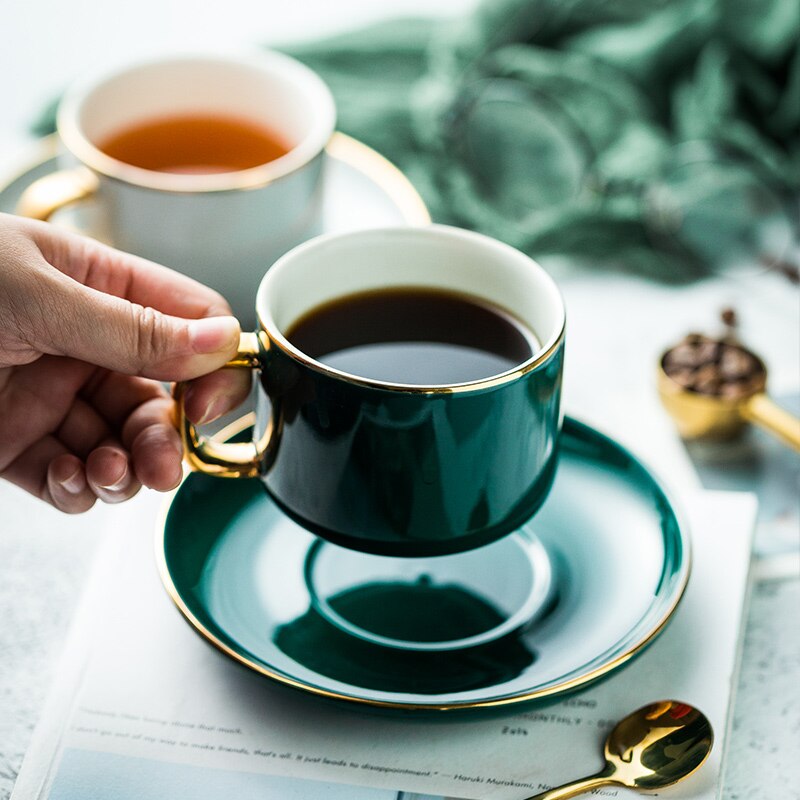 Xícara de café, copo de café europeu, xícara de chá, xícara de água. Copo de café cerâmico, prato, colher, um conjunto.