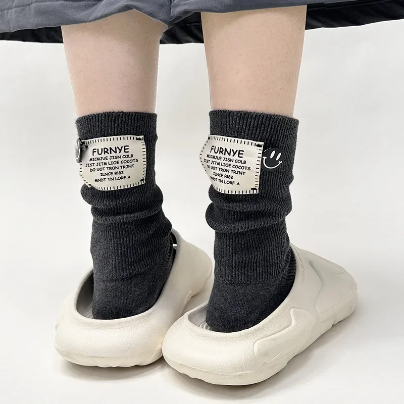 Kvinnor vintage bomull medelstora tubstrumpor tyg etikett brev tjock nål vinter varm japansk enfärgad casual sport parstrumpor: Elfenben