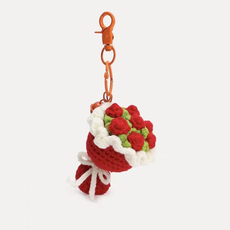 Håndlavet hæklet blomsterbuketnøglering; en sød ophængningsdekoration til en biltaske; perfekt valentinsdagsgave.: Hvid