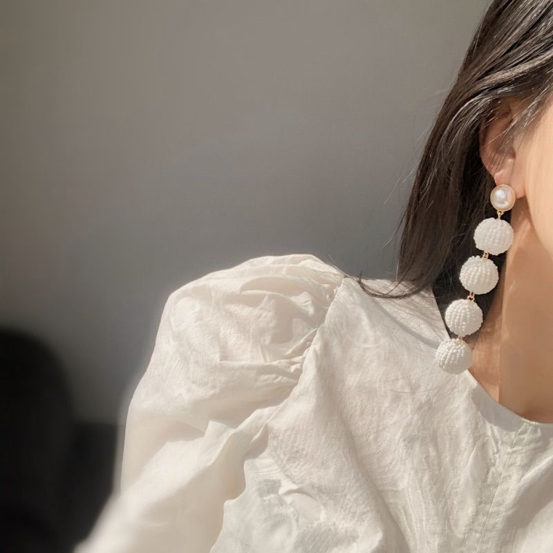 Halskette im retro-boho-stil mit perlenbesatz, reinweiß, leicht und extravagant – das perfekte accessoire für festliche anlässe.