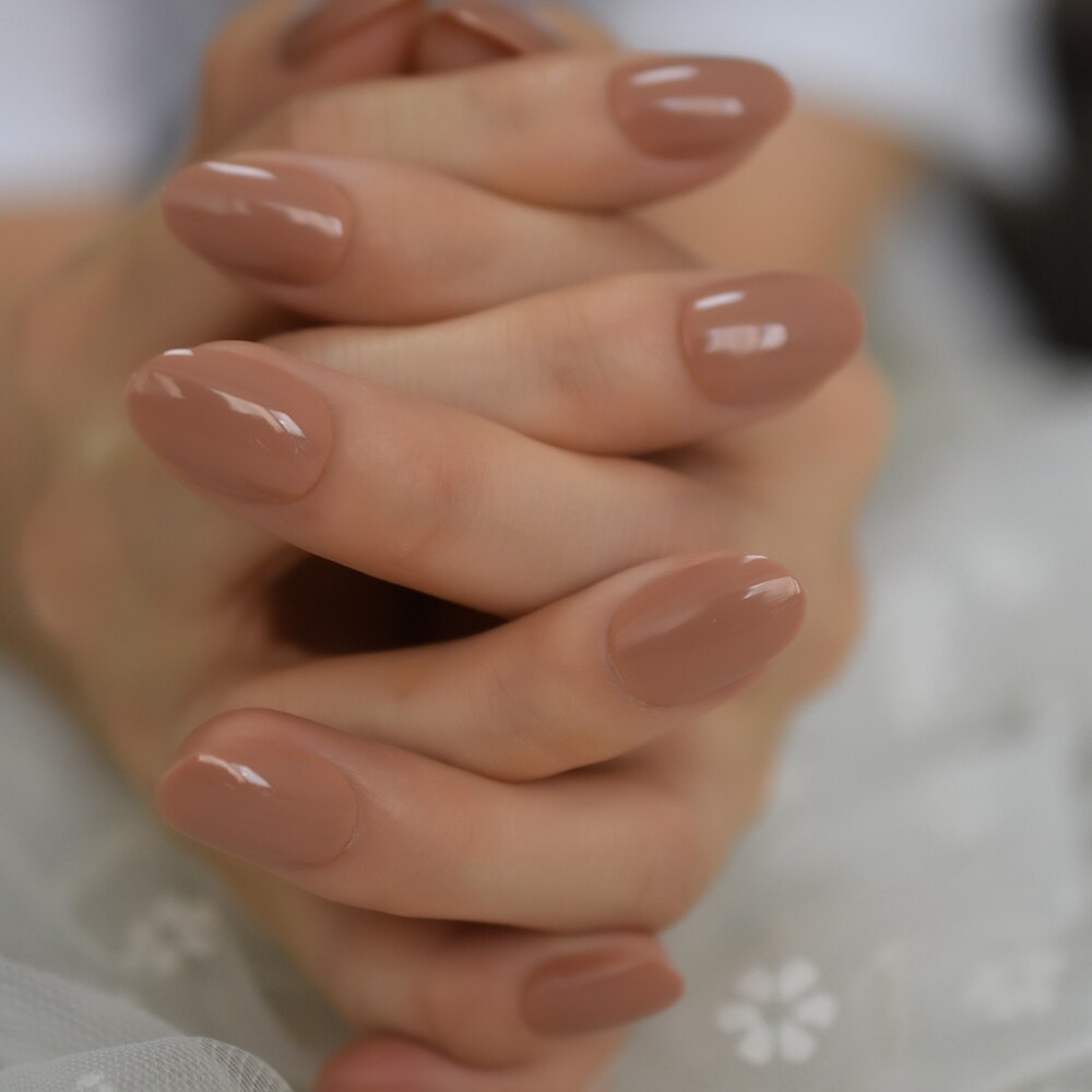Uv-lichtbruine nagels, ovale gelnagels, kunstnagels, effen kleur, korte manicure, kunsttips, ovaal met kleeflipjes