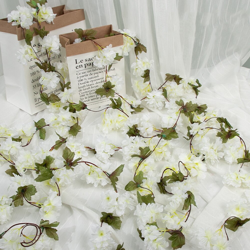 Kunstige sakurablomster råtnende silke kirsebærblomst sakura vinranke eføy til bryllupsbue fest takdekor veggdekor råtnende: Hvit