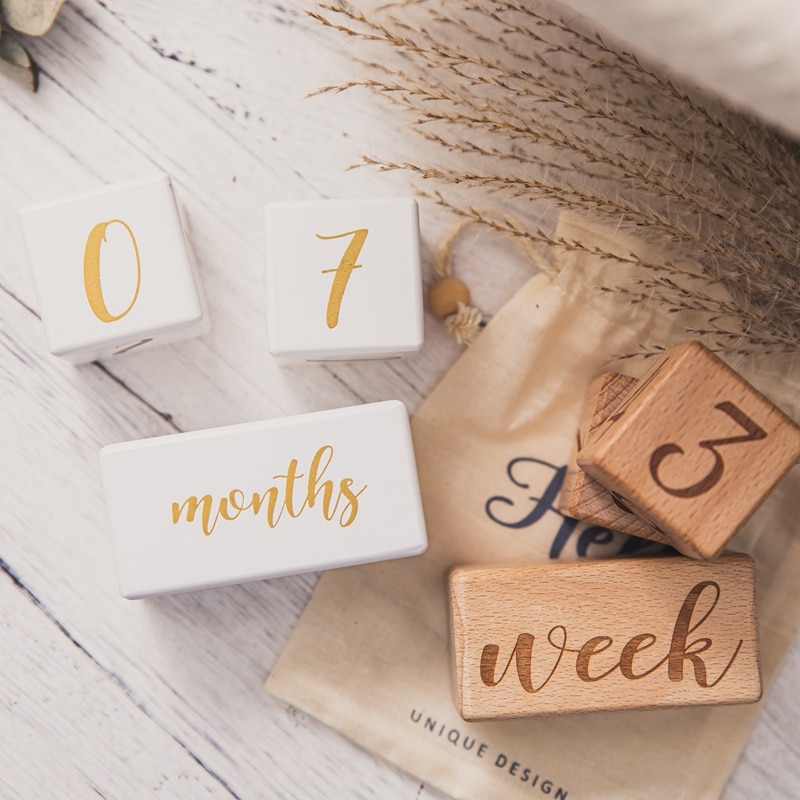 1 sett håndlagde baby milepæl kort firkantet gravert tre spedbarn som bader nyfødt fotokalender fototilbehør