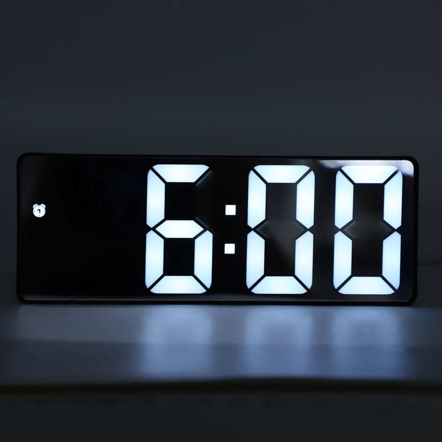 Electronic Digital Clock LED Display Digital Mirror Alarm Clocks Battery Plug-In Dual-Use Powered Beautiful Clocks Table Decor