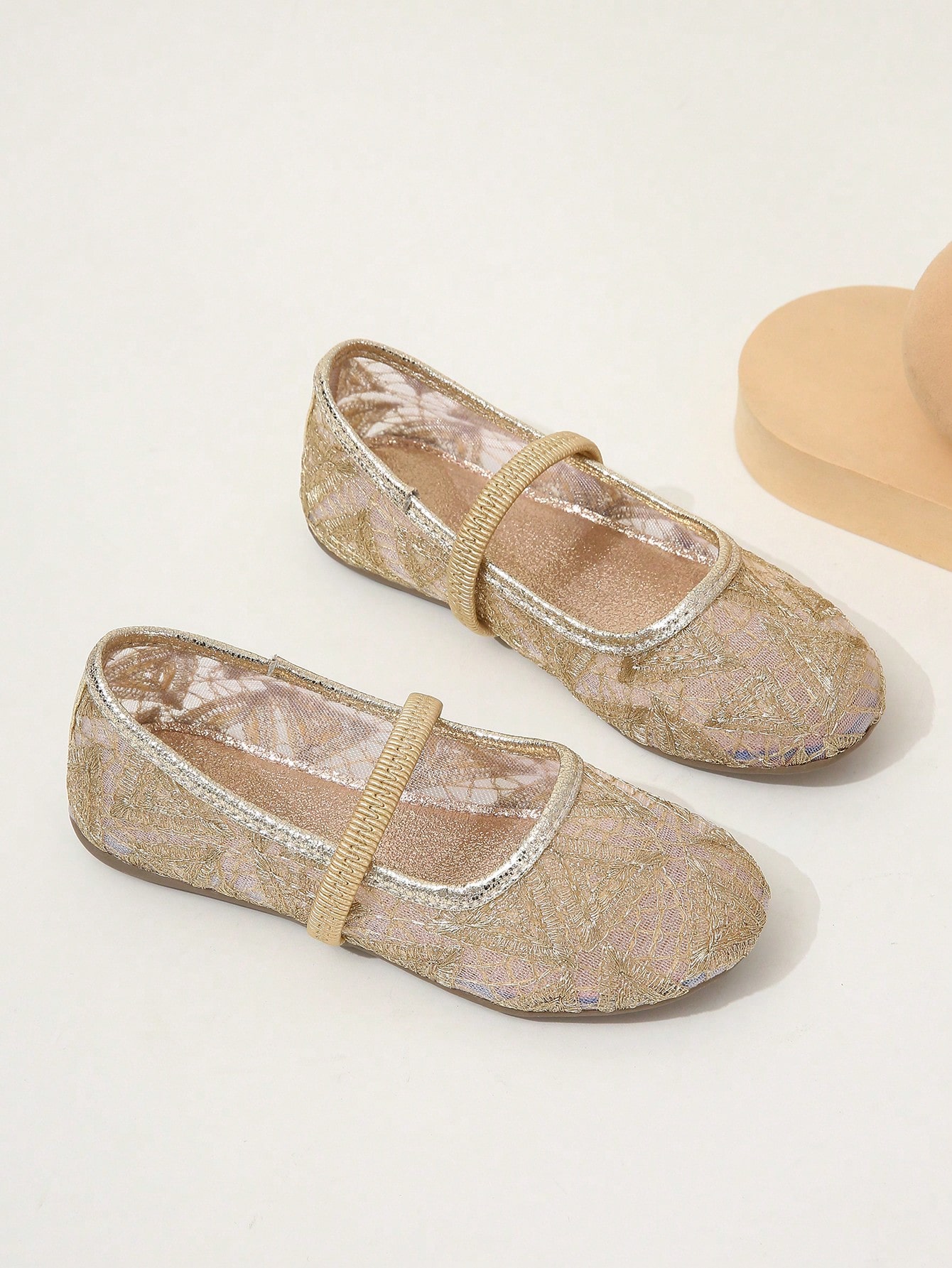 Goldene Netz- und Goldfaden-Stickerei, zufällig asymmetrisch mit runden Zehen, bequeme, süße und atmungsaktive Mädchen-Flats, vielseitige Sommer-Flats im neuen Stil für Mädchen und Kinder