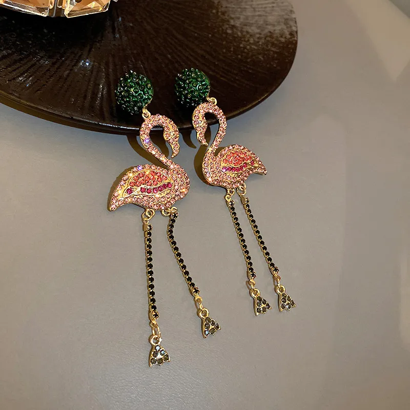 Roze oorbellen met vogeltjes en kristallen voor dames, sieraden met lange kwastjes en strass steentjes, statement sieraden.