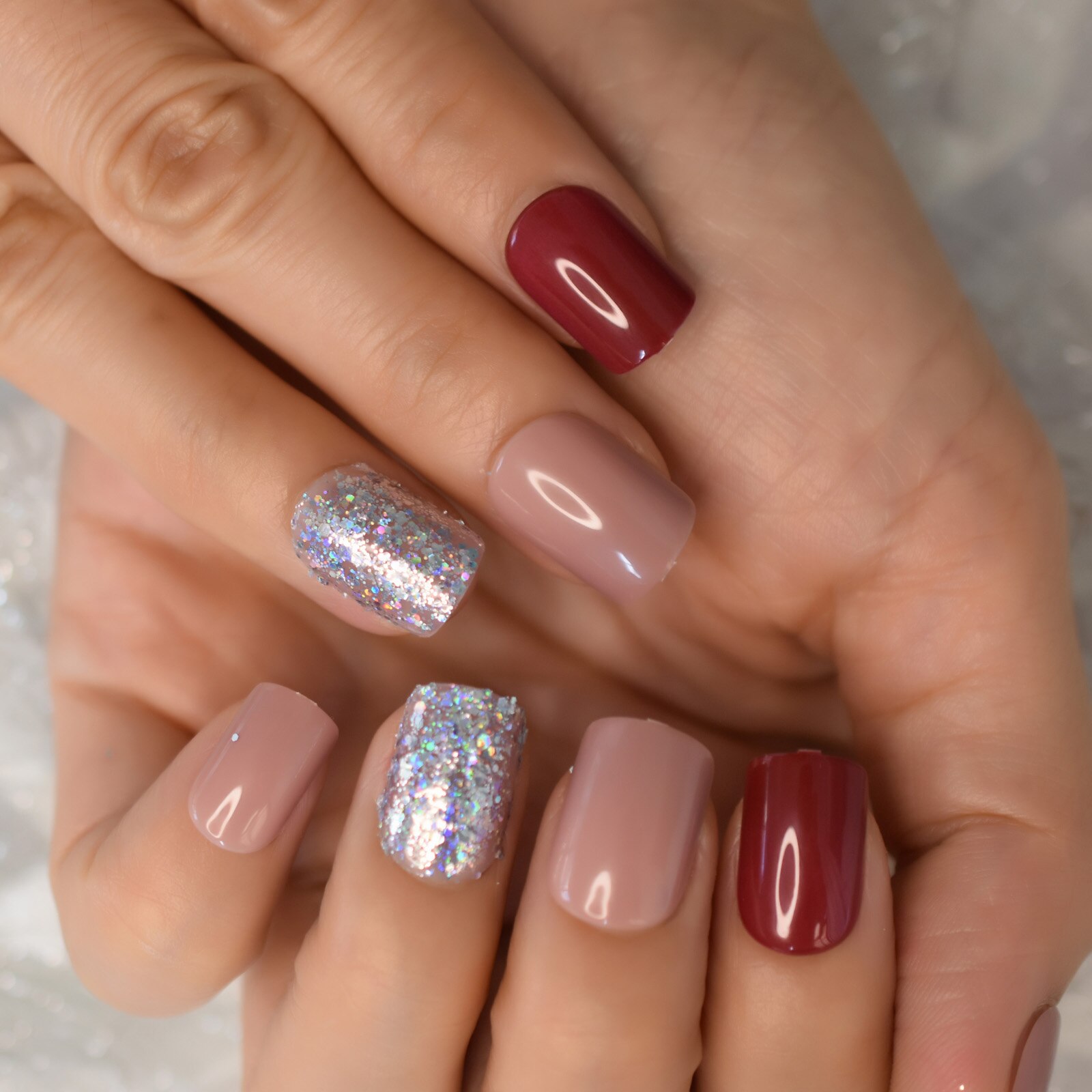 26 pièces de Faux Ongles en Gel, mélange de paillettes, holographiques, carrés, courts, de couleur rose, rouge foncé