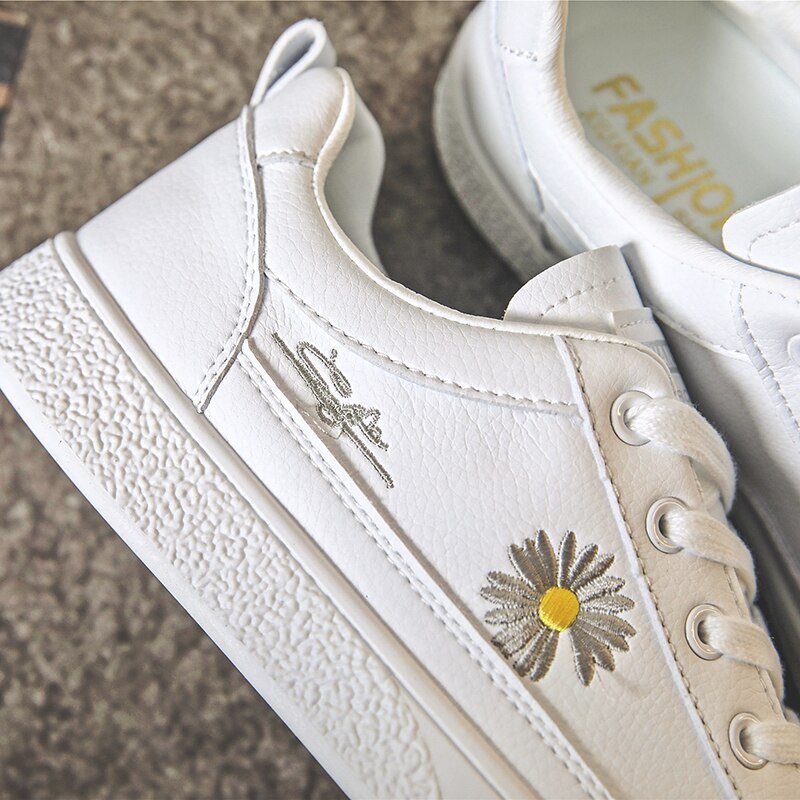 Super nice chrysanthemum white shoes sneakers wearing comfortable and breathable white shoes pattern hand-sewn Scarpe uomo