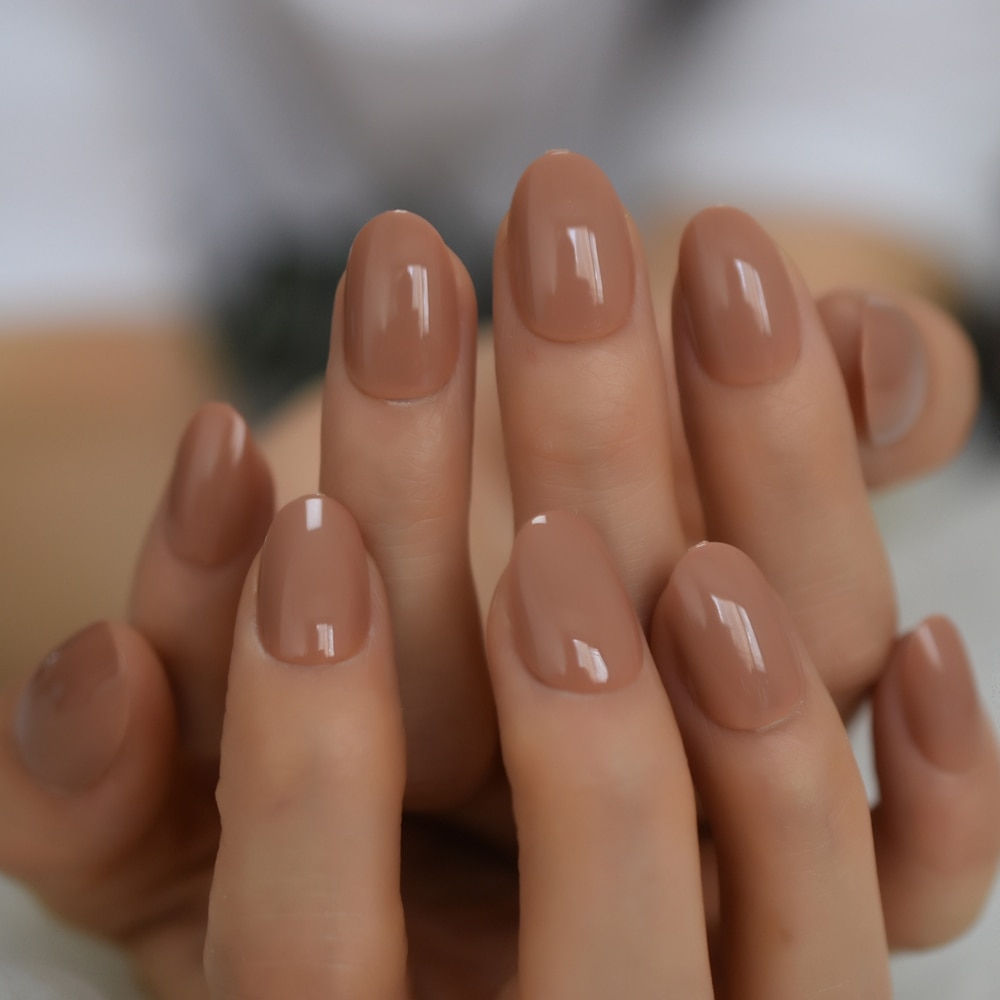 Uv-lichtbruine nagels, ovale gelnagels, kunstnagels, effen kleur, korte manicure, kunsttips, ovaal met kleeflipjes