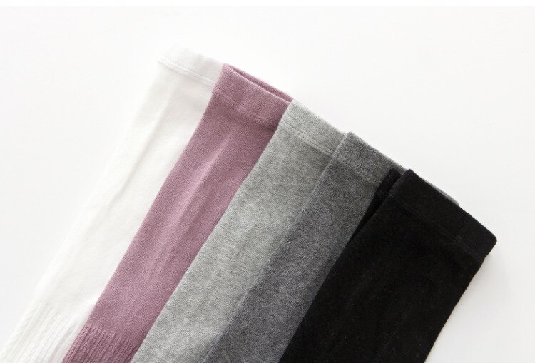 Vita byxor med öppen säte för barn flickor leggings vår höst spädbarn stickbyxor randiga smala småbarn flickor leggings