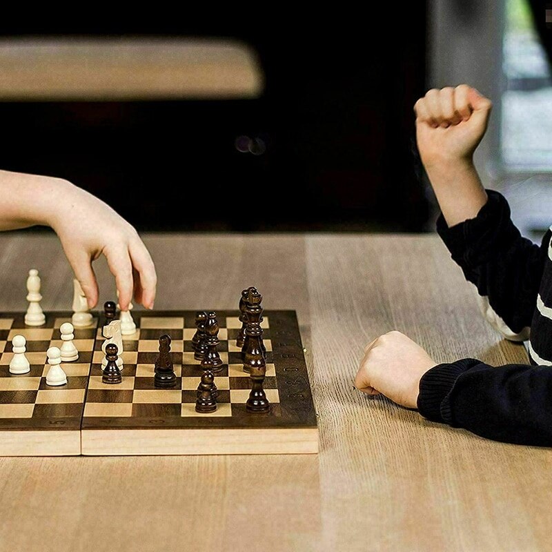 Jeu d'échecs médiéval de en bois composite,32 pièces dorées ou argentées, échiquier magnétique,