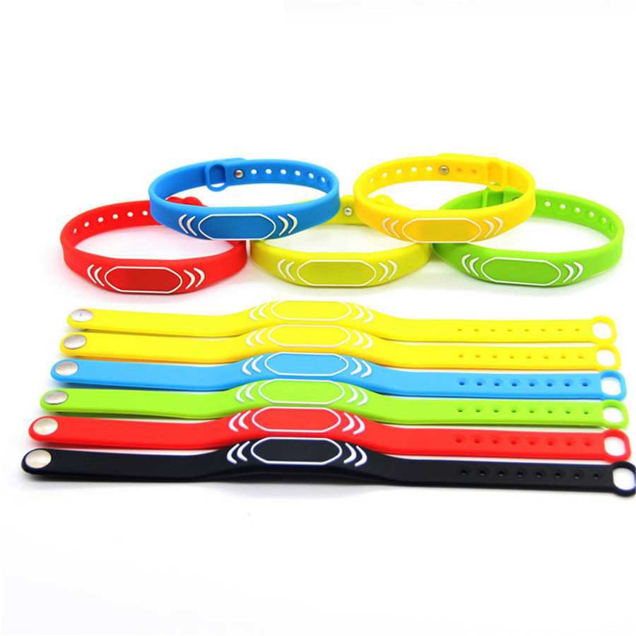 30 st 125 khz  em4100 rfid handledsetiketter  tk4100 nyckelbricka armbandsetiketter mart justerbart armband armband id-kort