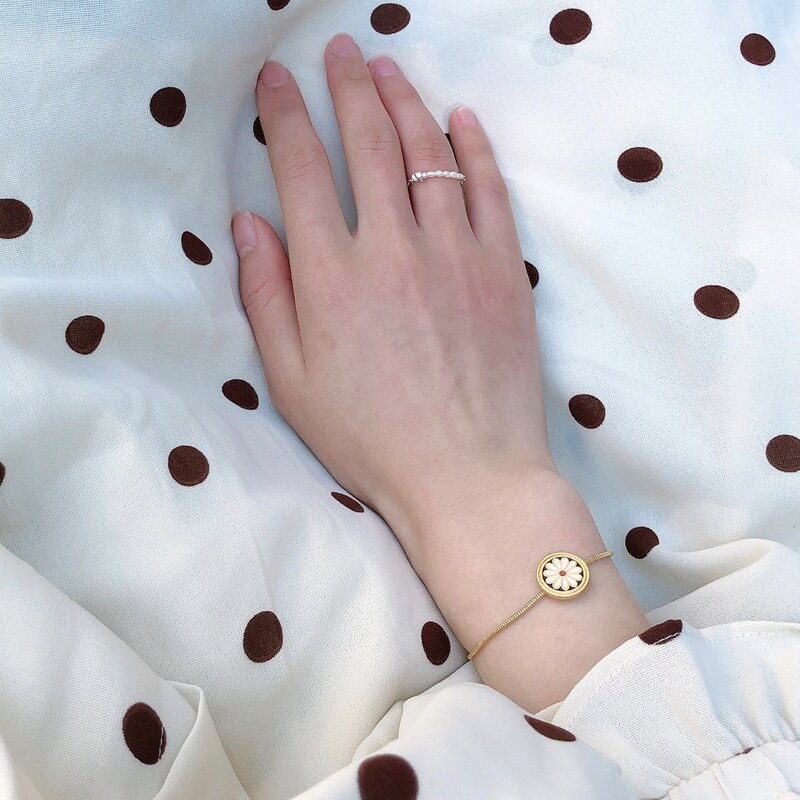 Huanzhi Koreaanse Vintage Eenvoudige Goud Emaille Daisy Bloem Hanger Verstelbare Touw Ketting Armbanden Voor Vrouwen Partij Sieraden