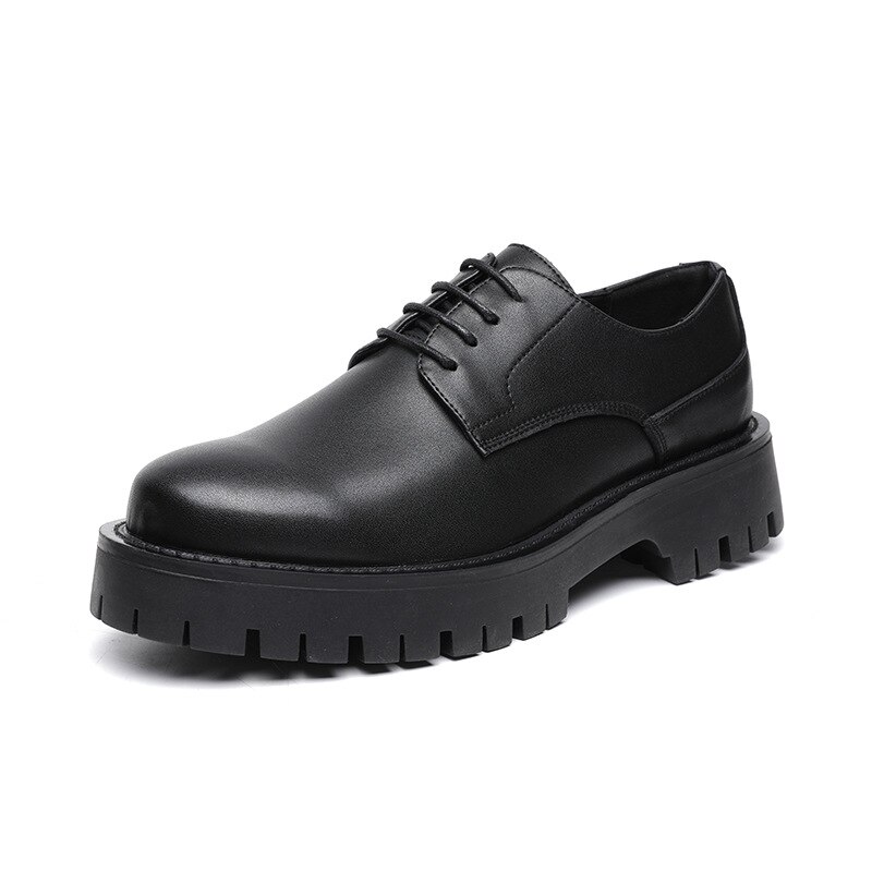 Une paire de chaussures noires pour homme, l'indispensable du dressing