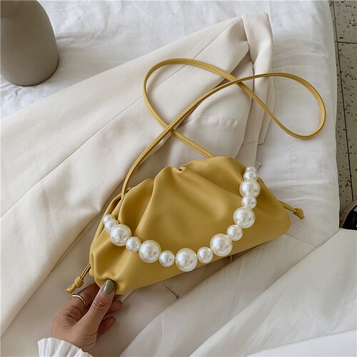 Pearl sweet cloud-väskor små crossbody-väskor i pu-läder för kvinnor enfärgade axelhandväskor kvinnlig crossbody-väska: Gul