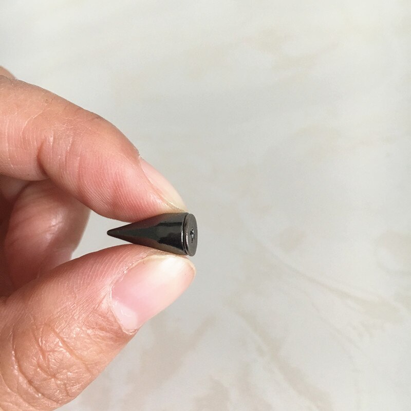 Ruuvata metalliset niittinastat, musta gunmetal punk rock piikkiniitti, luoti / härkäsarvi ruuvitappi, tee-se-itse-kengät, laukut, nahkakäsityöt