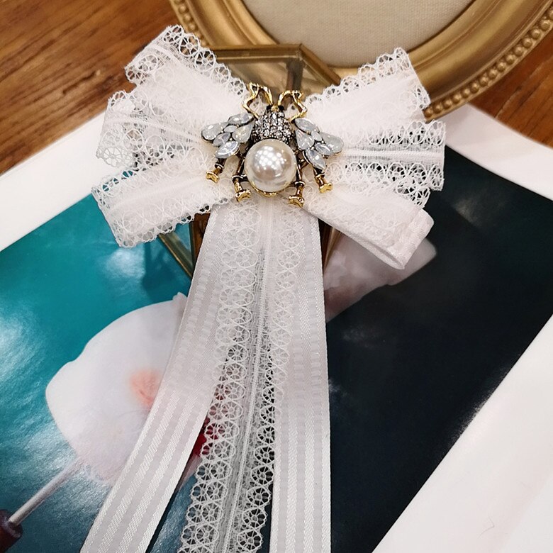 Korean Kristall Bienen Weiß Spitze Bowtie Brosche Band Bowkont Krawatte Hemd Corsage Elegante Broschen Kleidung Frauen Zubehör: Default Title