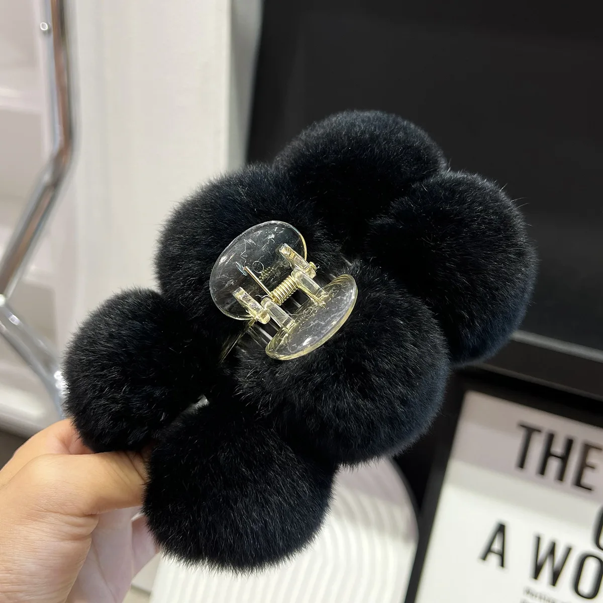 Nueva bola de pelo de conejo lontra, Clip Extra grande, serie de felpa de invierno, Clip de cangrejo moderno y versátil, accesorios para el cabello para mujer: Gris claro