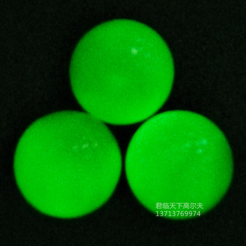 Märke golf självlysande boll fluorescerande boll automatisk ljusabsorberande lysande fluorescerande nattboll tvådelad boll