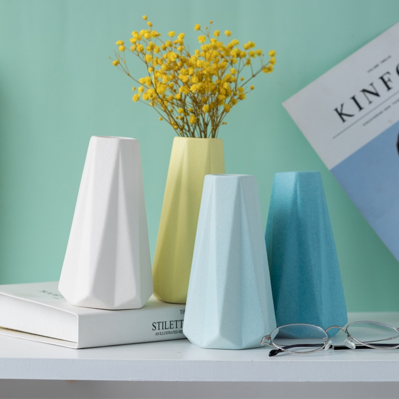 Keramisk vase boligindretning groft keramik diamant origami bred mund morandi enkel moderne stue tv skab sort blå