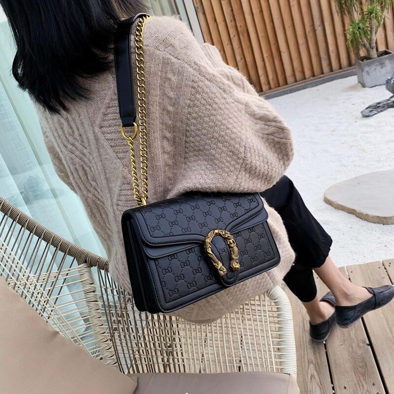 The Korean Ladies Can Wear A Small Square Bag With A Fashionable Chain On One Shoulder And Across The Body