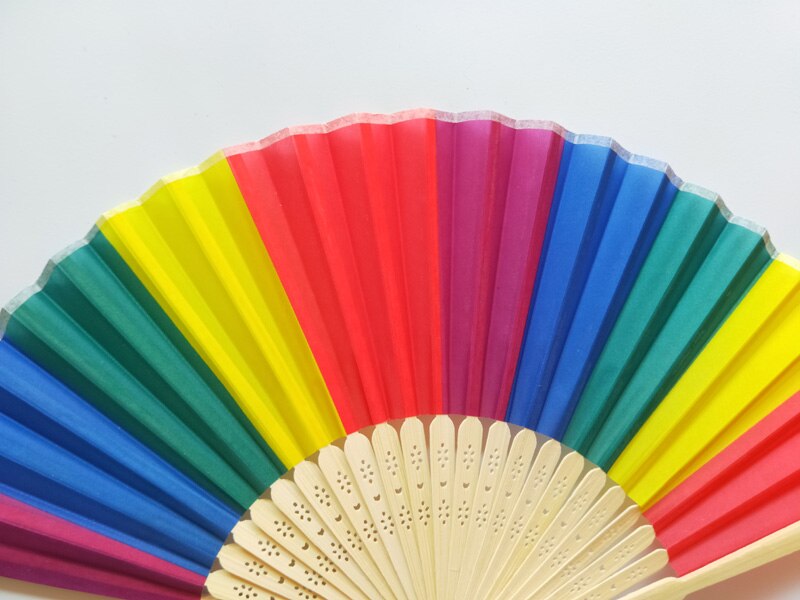 8 Inch Kleurrijke Regenboog Hand Fans Vouwen Bamboe Botten Fan Dance voor Bruiloft Themafeesten Natuurlijke Heldere Kleur Home Decoratie