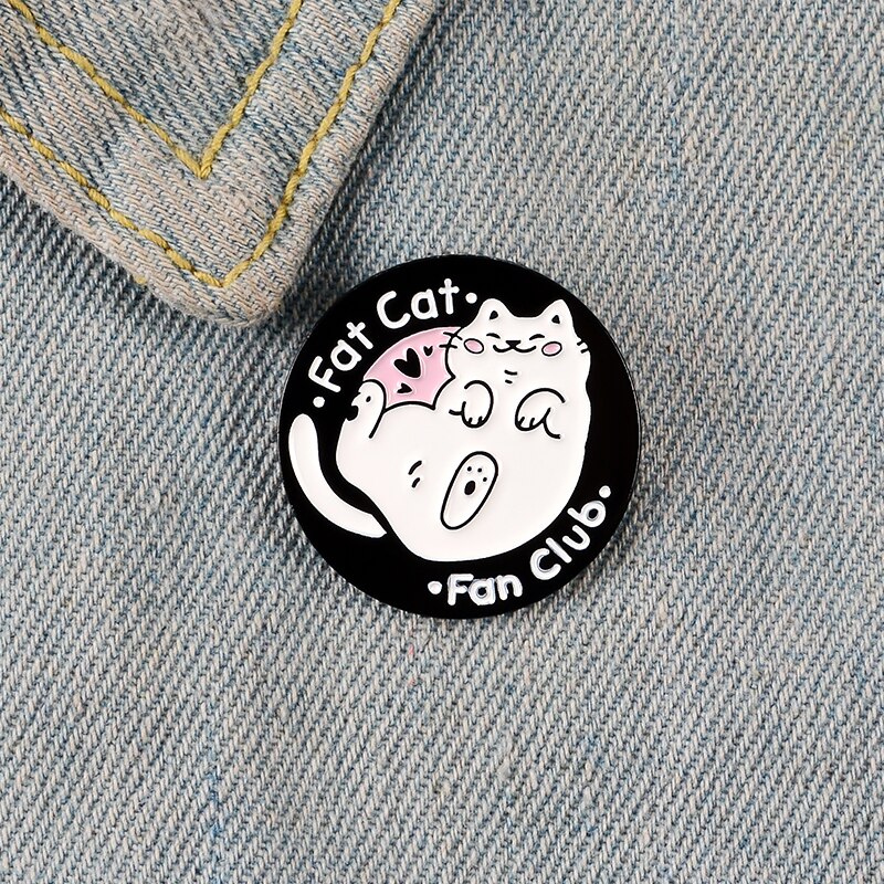 Mooie Naughty "Vet Kat Fan Club" Teken Pins Broches Voor Vrouwen Kleding Denim Jas Zwart Border Ronde Accessoire pendenties