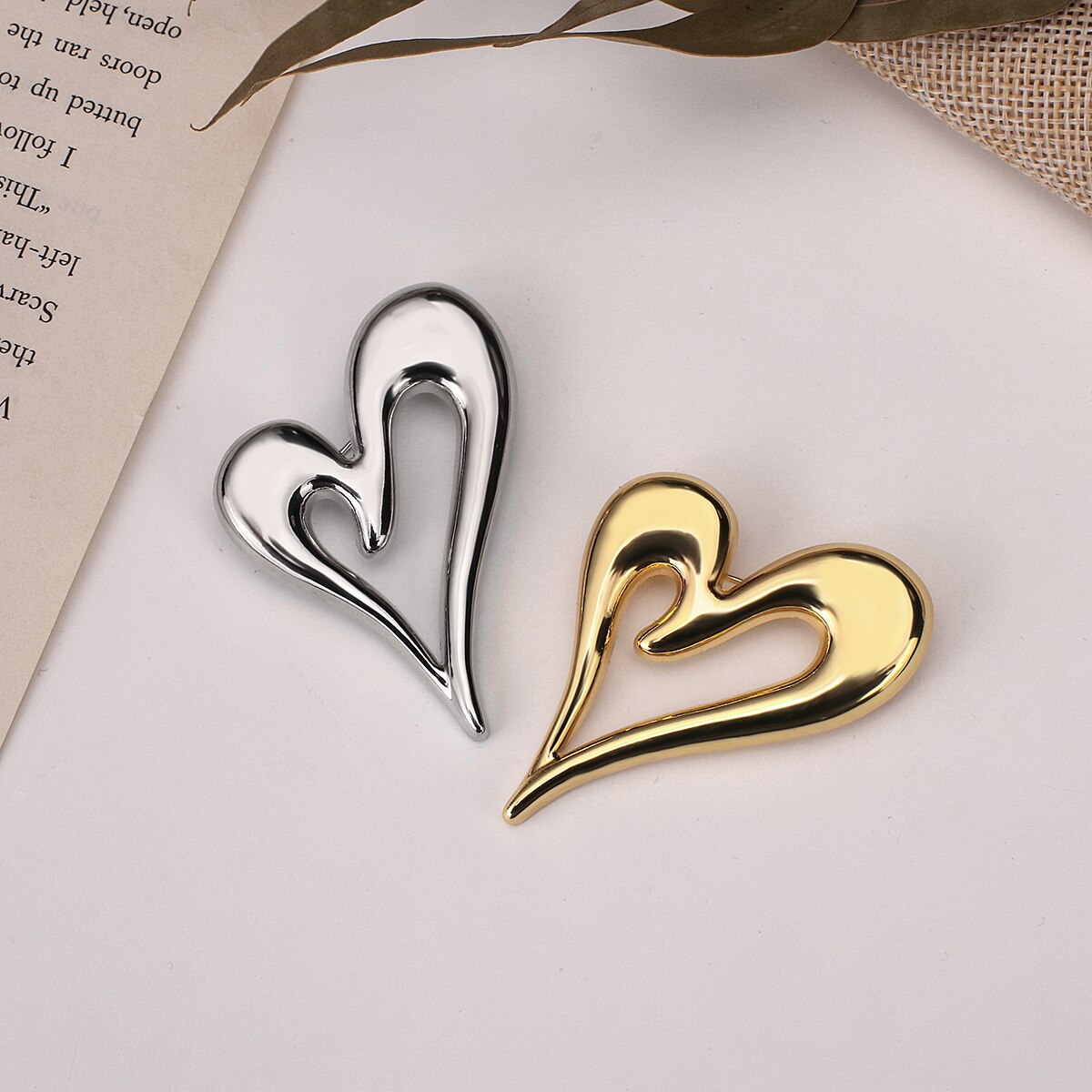 AENSOA Hollow Heart Pins Brooches for Men Women Unisex Brooch Pins Wedding Jewelry Brooch Christmas Year