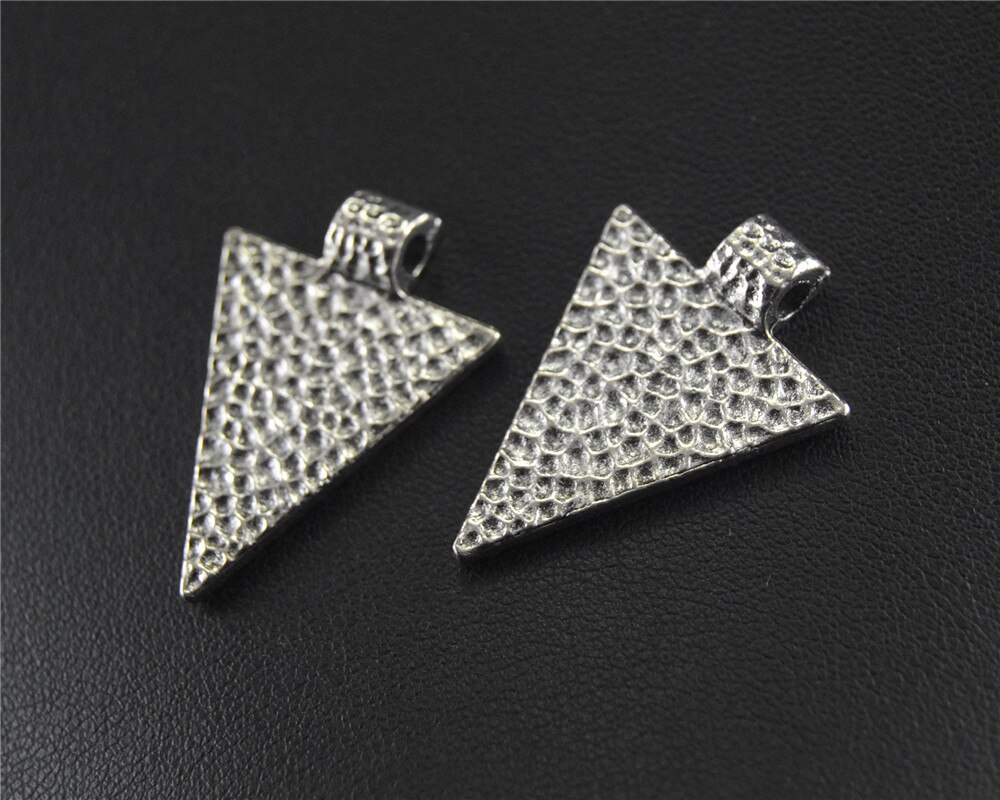 15pz Argento triangolo di colore di goccia Pendente di Fascino FAI DA TE Collana Monili Che Fanno 28x19mm A1467