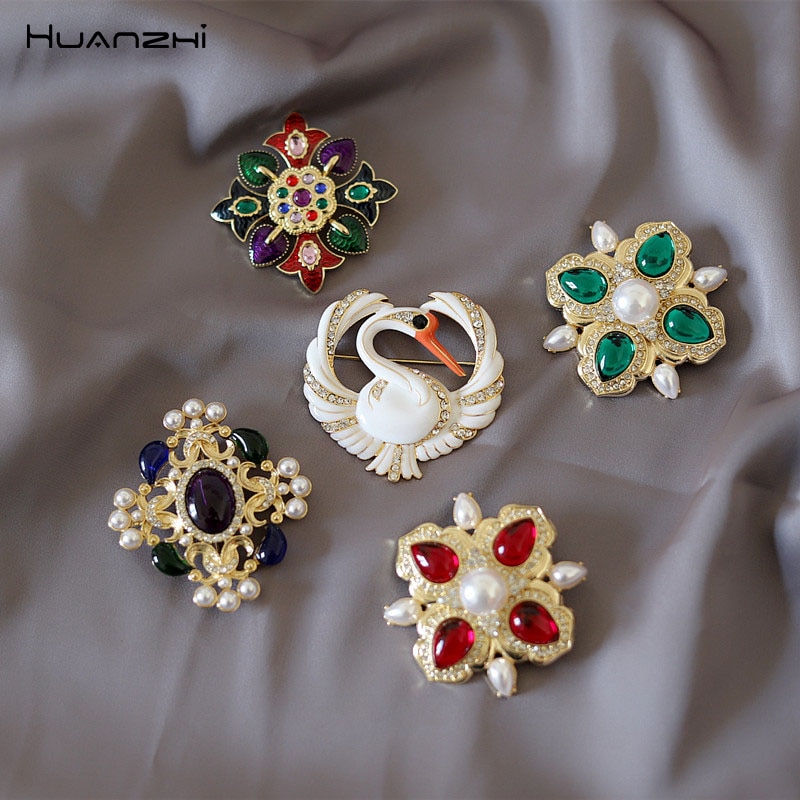 Huanzhi Barokke Vintage Goud Kleur Crystal Imitatie Parels Pin Zwaan Hollow Geometrische Rechthoek Broche Kraag Voor Vrouwen Sieraden