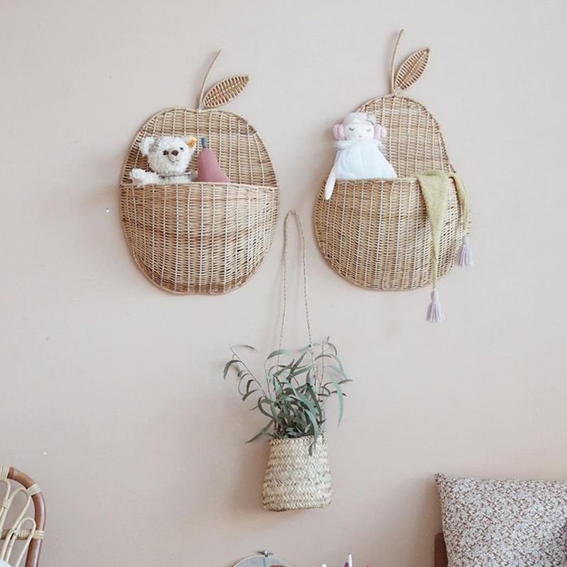 Valkoinen/beige rottinki seinään kiinnitettävä omenasäilytyskori päärynävarasto luonnollinen paju materiaali kudottu säilytystarvikkeet valokuvaus nukke