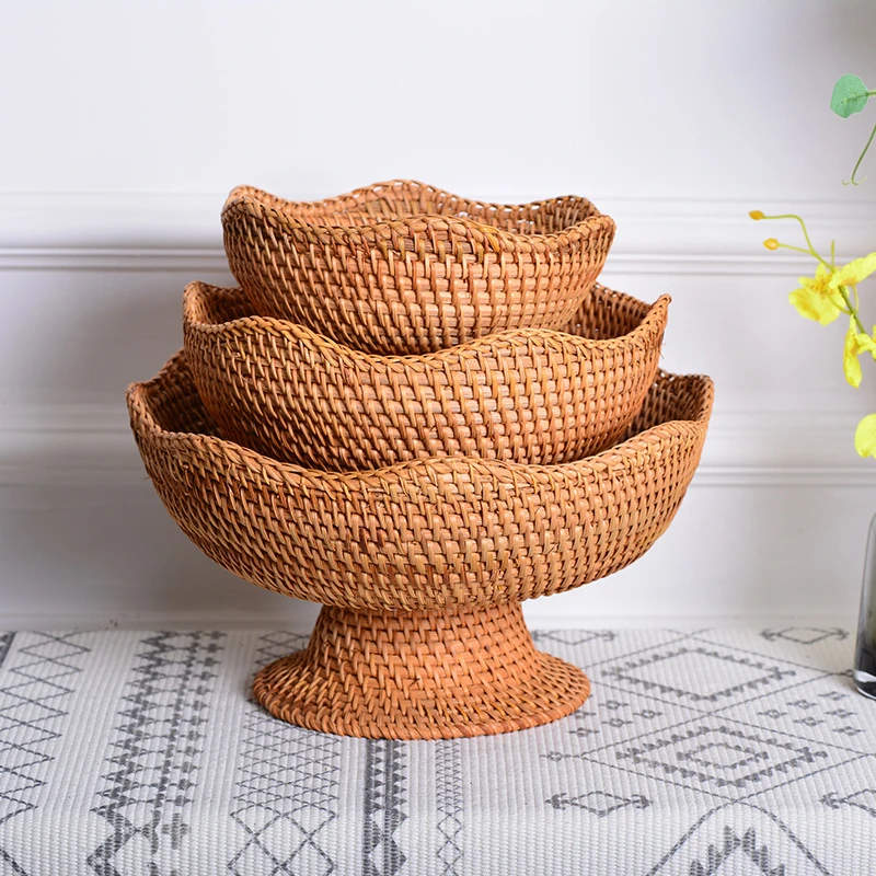 Rotan fruitmanden, rieten opbergschalen, natuurlijke geweven serveermanden, decoratieve manden voor het organiseren van spullen op het aanrecht.